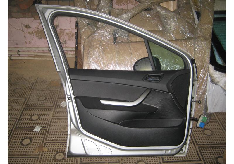 Дверь передняя левая Peugeot 308 1