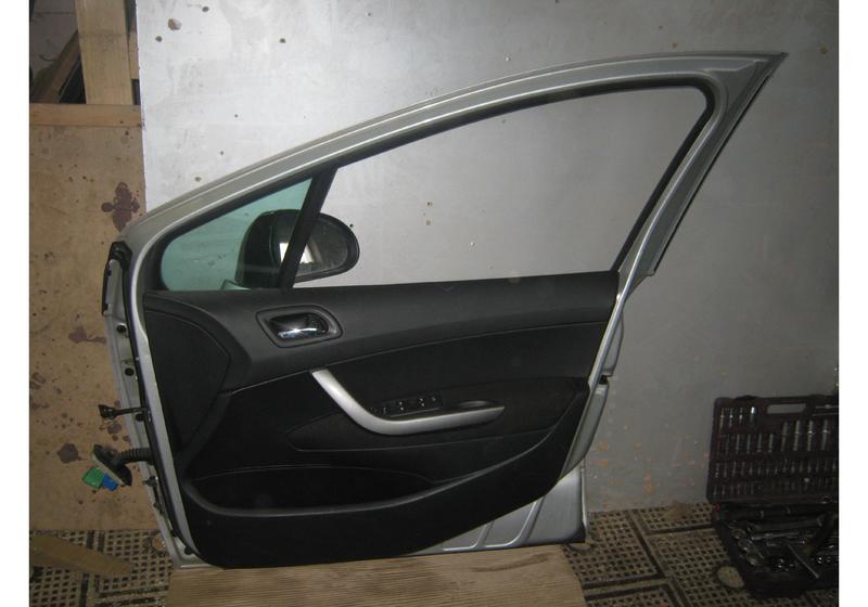 Дверь передняя правая Peugeot 308 1