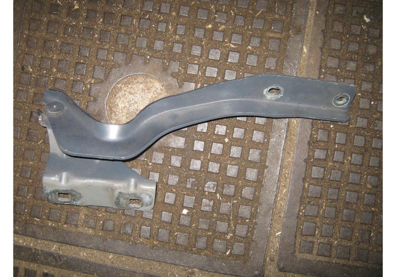 Петля капота левая Nissan Qashqai J10