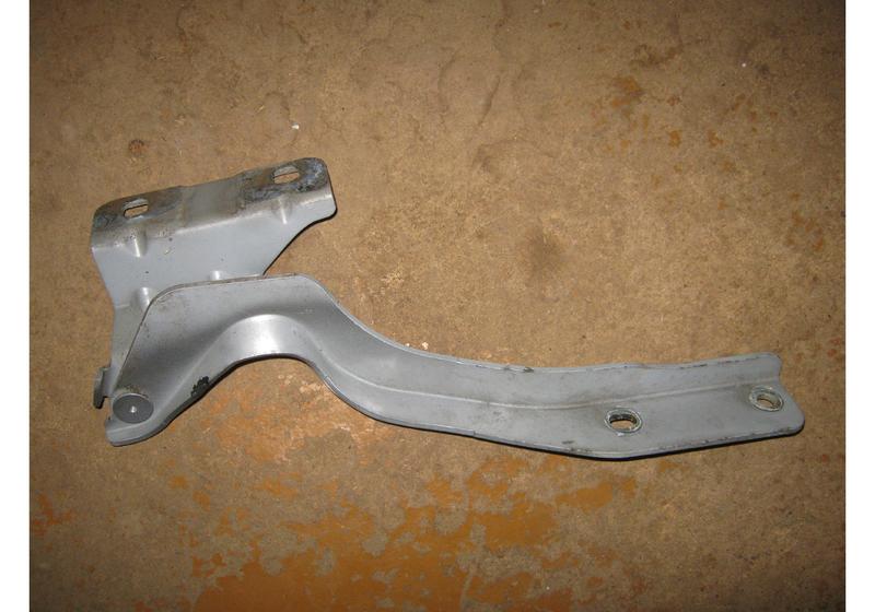 Петля капота правая Nissan Qashqai J10