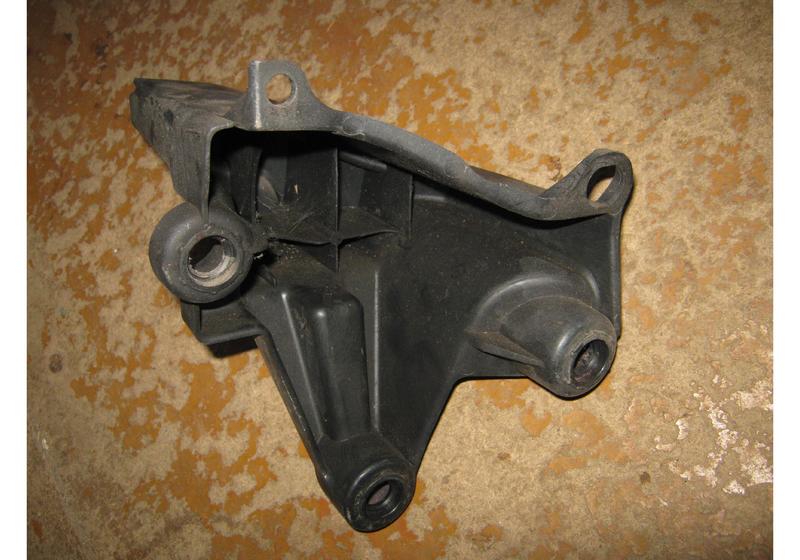 Кронштейн заднего бампера левый Peugeot 3008 U5