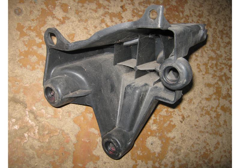 Кронштейн заднего бампера правый Peugeot 3008 U5