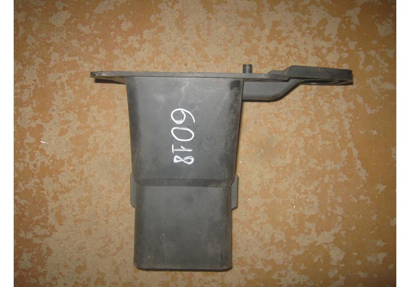 Кронштейн переднего бампера правый Peugeot 3008 U5