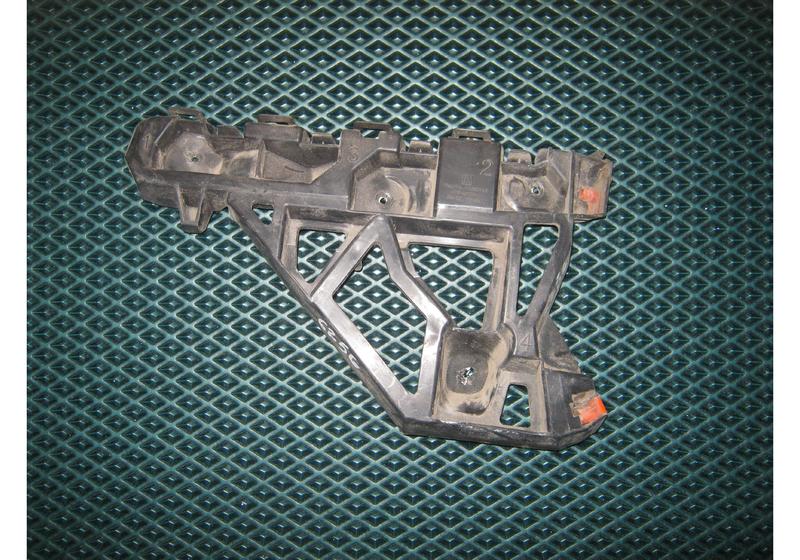 Кронштейн заднего бампера правый Opel Astra J