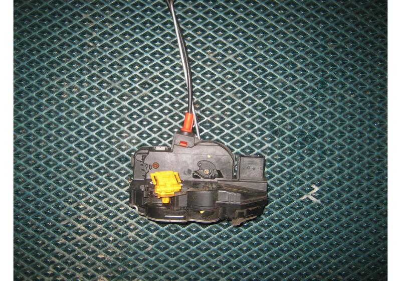 Замок двери передней левой Opel Astra J