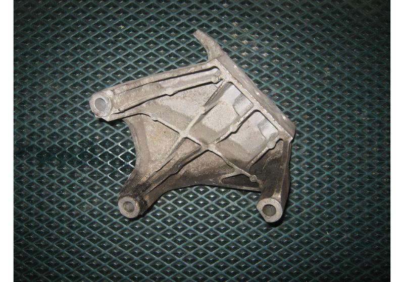 Кронштейн двигателя правый Opel Astra J