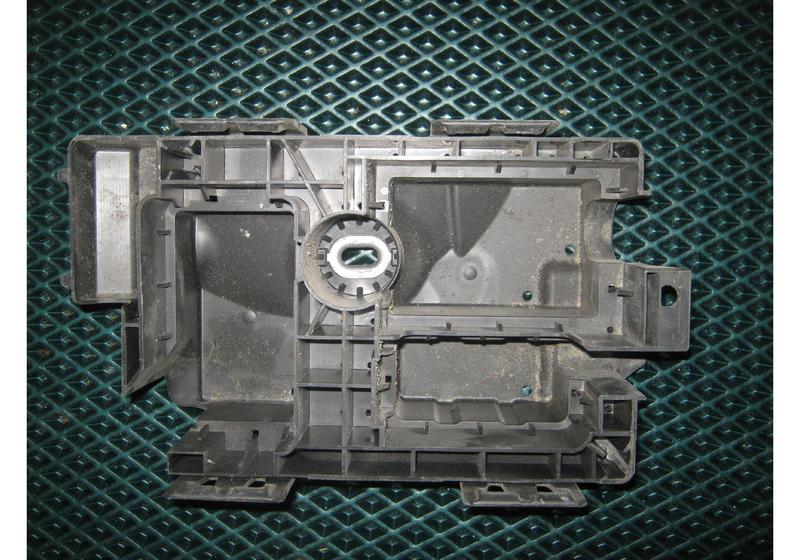 Корпус блока предохранителей Opel Astra J