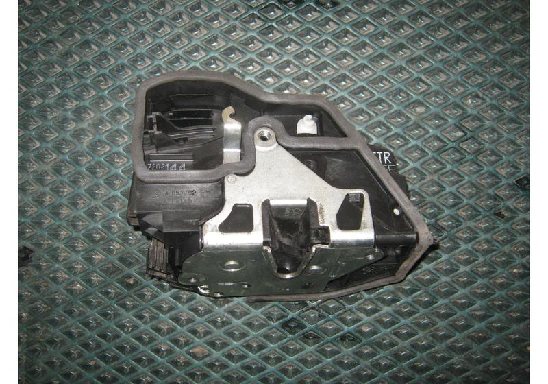 Замок двери передней правой BMW X3 E83