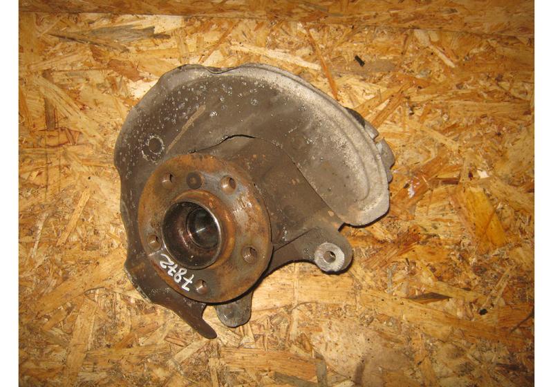 Кулак передний правый