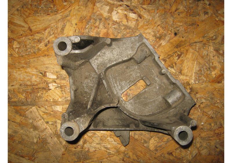 Кронштейн двигателя правый Opel Corsa D