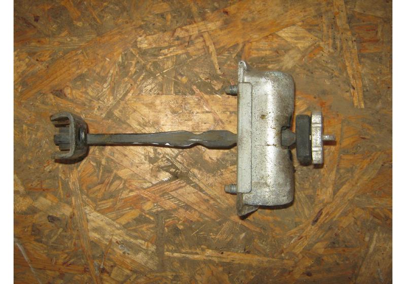 Ограничитель двери Opel Corsa D