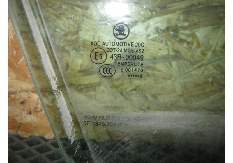 Стекло передней правой двери Skoda Octavia A7